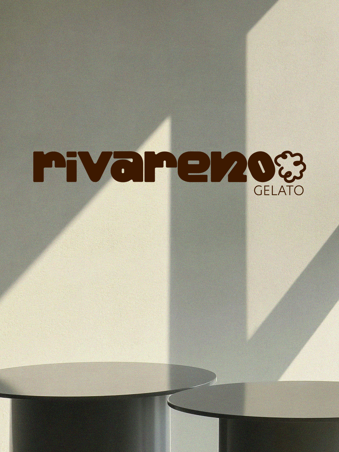 Rivareno-Gelato-Logo in Braun auf beigem Hintergrund mit Lichtschatten